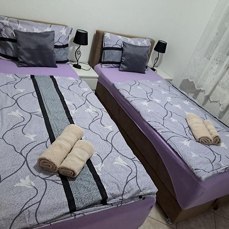Apartmani Marijamagdalena Gračac Exterior foto