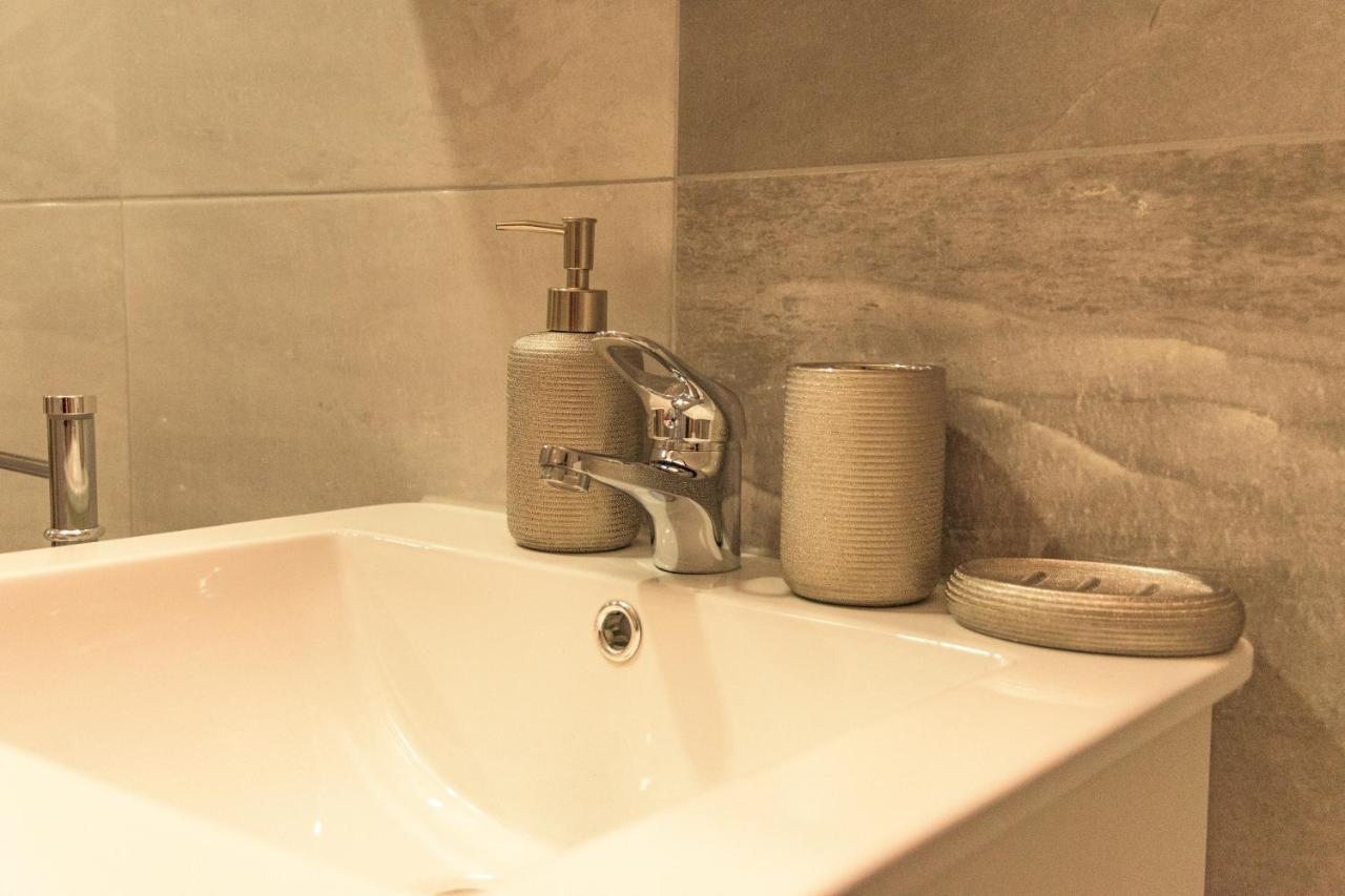 Apartmani Marijamagdalena Gračac Exterior foto