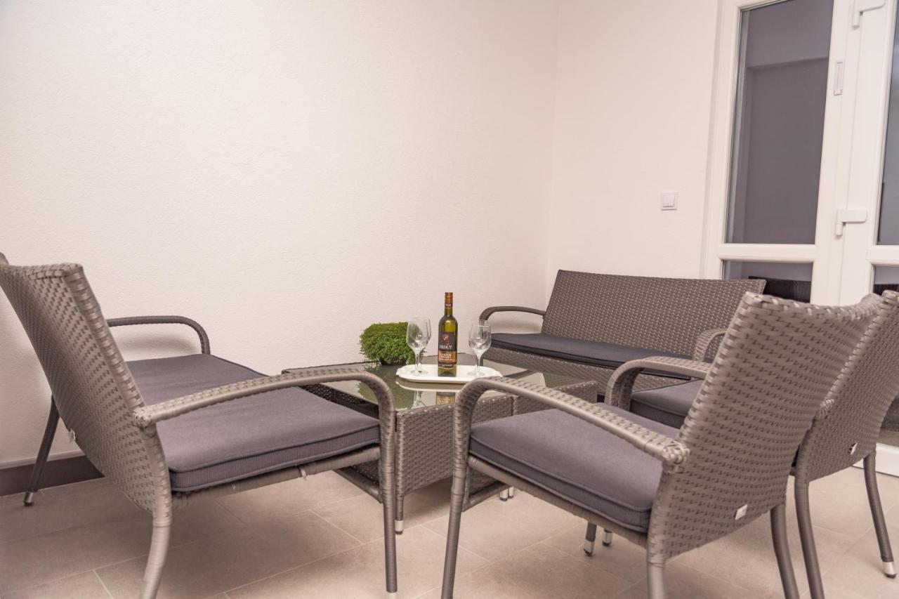 Apartmani Marijamagdalena Gračac Exterior foto