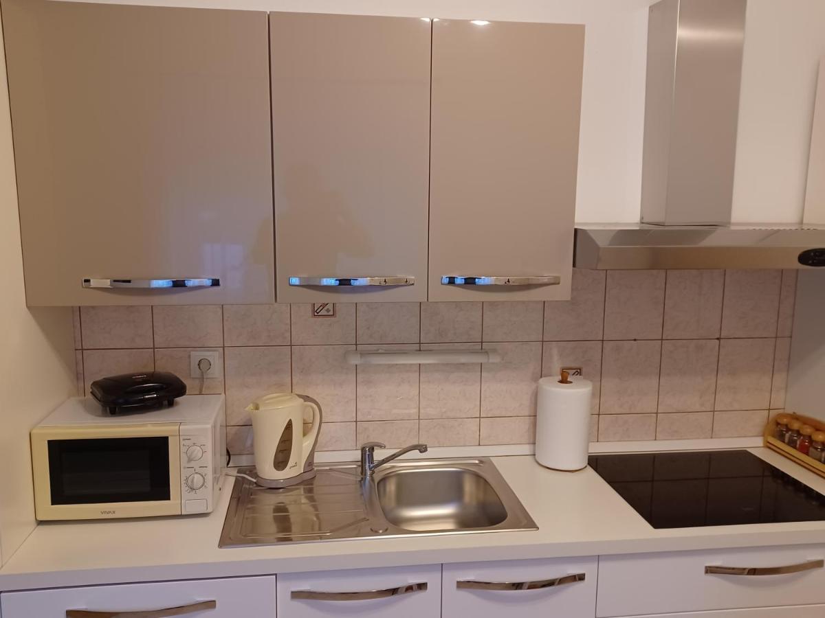 Apartmani Marijamagdalena Gračac Exterior foto