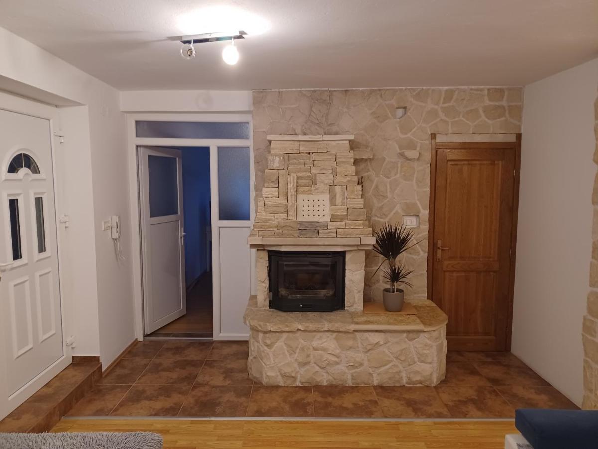 Apartmani Marijamagdalena Gračac Exterior foto