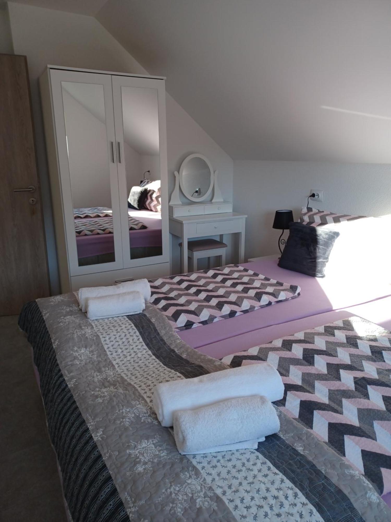 Apartmani Marijamagdalena Gračac Exterior foto