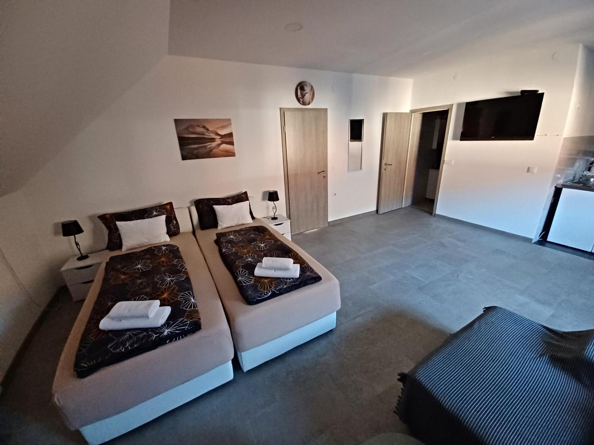 Apartmani Marijamagdalena Gračac Exterior foto