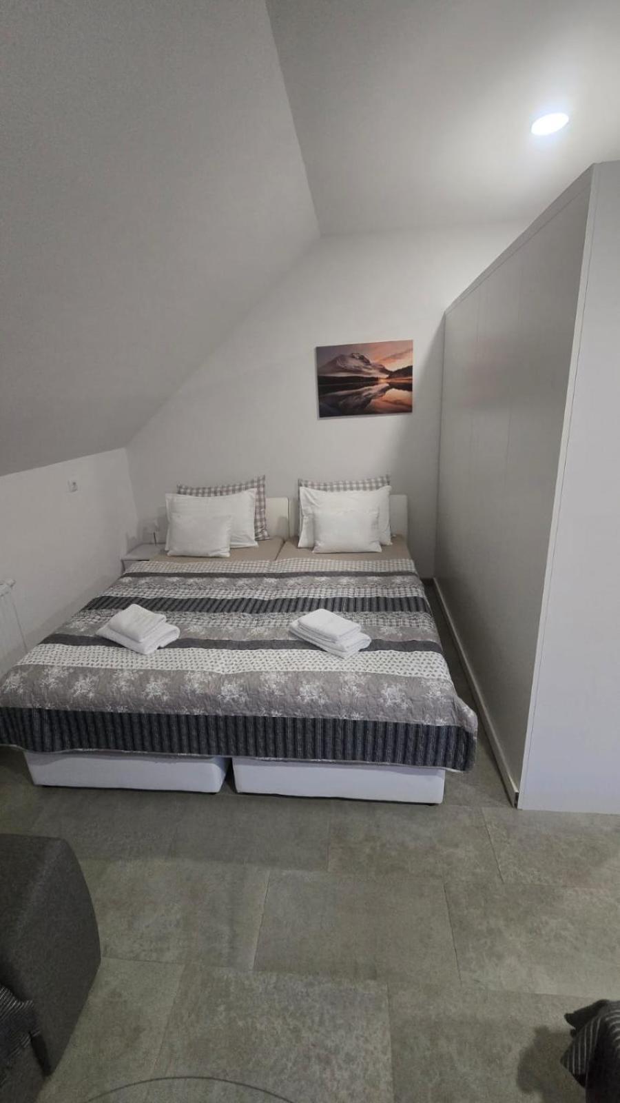 Apartmani Marijamagdalena Gračac Exterior foto