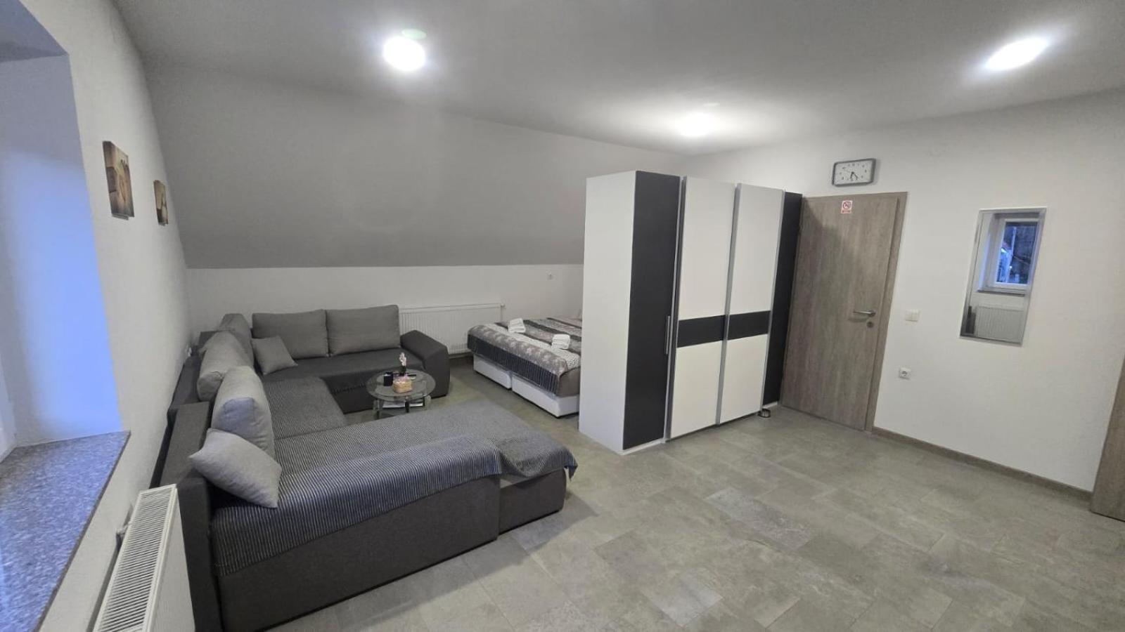Apartmani Marijamagdalena Gračac Exterior foto