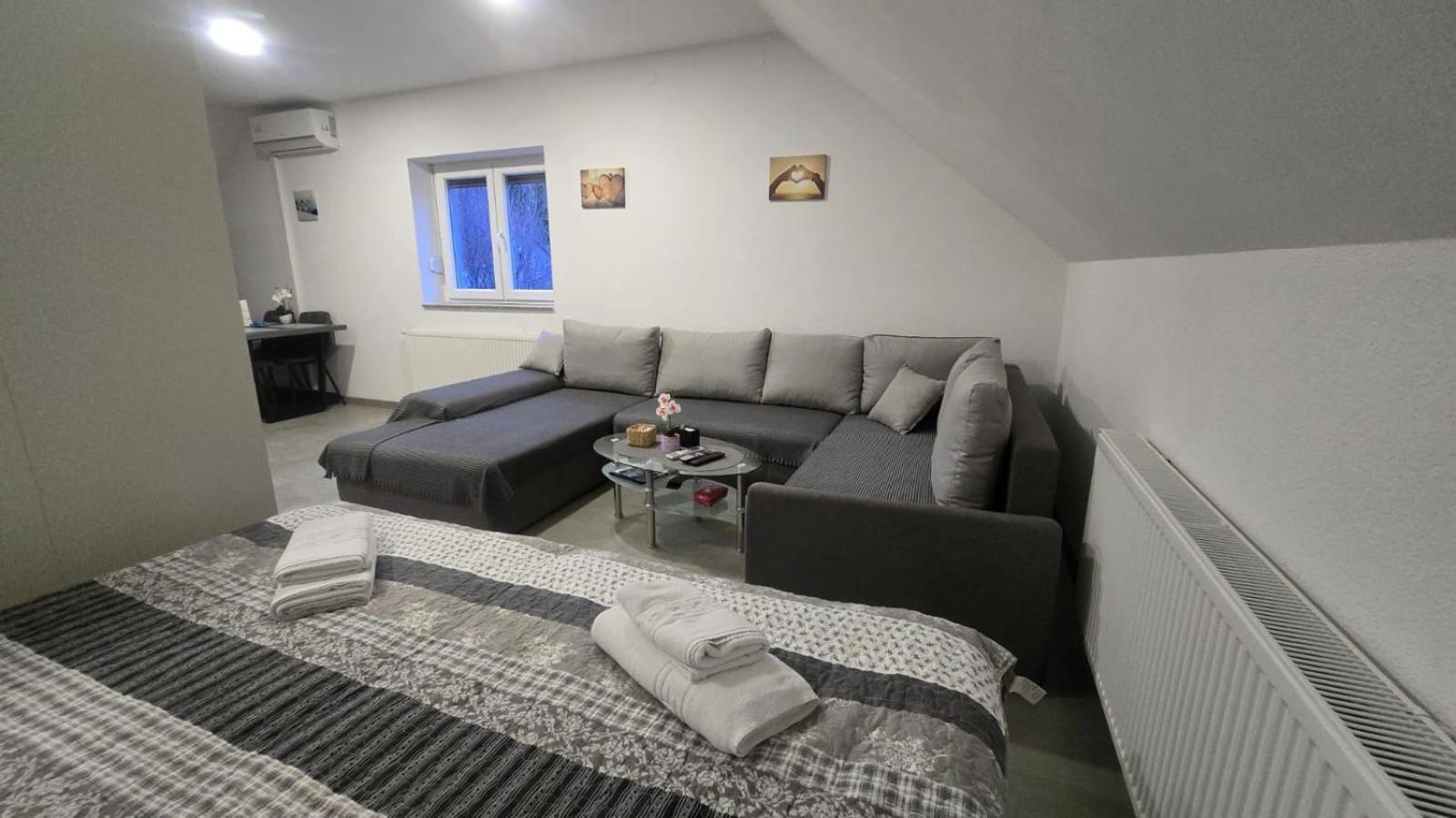 Apartmani Marijamagdalena Gračac Exterior foto